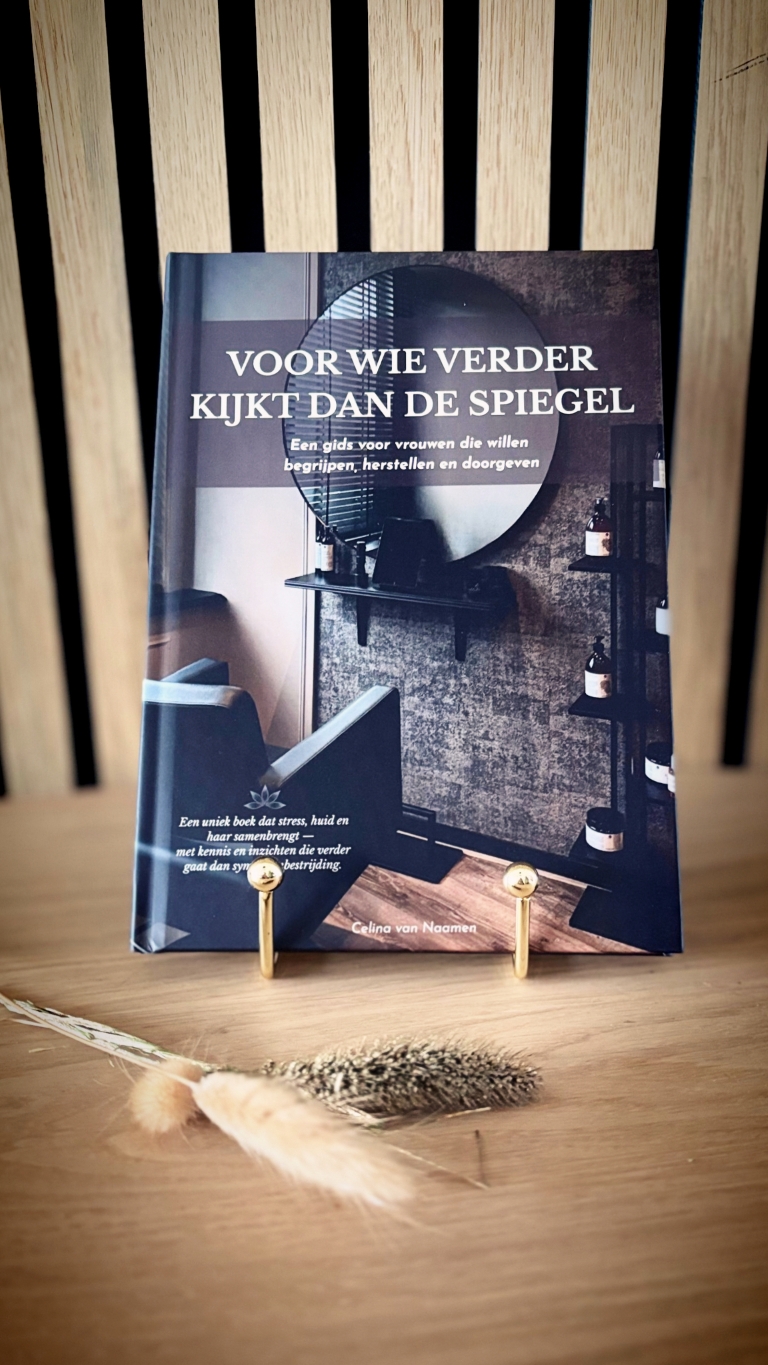 Omslag van het boek 'Voor wie verder kijkt dan de spiegel'